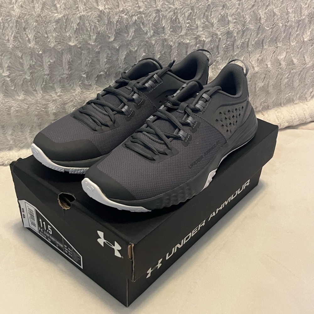 Under Armor Bam Trainer Team Bank Men’s 11.5 Sneakers, New with tags in box